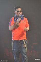 组图：梁汉文香港红馆开唱 圈中好友齐助阵