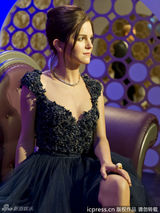 组图：艾玛-沃特森蜡像揭幕 深V礼服性感抢镜