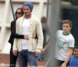组图：贝克汉姆夫妇带儿子踢足球 场面温馨