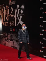 组图：2012新浪微博之夜红毯-黄健翔戴防毒面具
