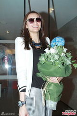 组图：应采儿喜得一子 好友黄伊汶看望