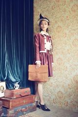 组图：冯文娟杂志封面复古造型恬静可爱