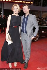 组图：《耶稣受难像》首映 安娜大秀美背显优雅