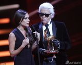 组图:贝嫂获小鹿斑比时尚奖 超深V礼服半球微露