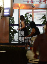 组图：曝释小龙方与偷拍狗仔起冲突 被带进警局