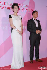 组图：甄子丹汪诗诗情侣装恩爱 叹婚姻经营不易