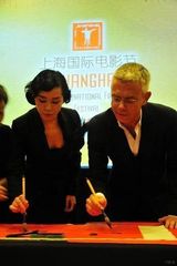 幻灯图集：余男和《朗读者》导演同写书法祝福