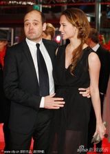 组图：《皇室风流史》首映 麦德斯透视黑裙秀美腿