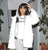 组图：蕾哈娜外出晚餐 白外套帆布鞋似邻家小妹