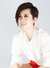 组图：海清登杂志封面 “粉红女郎”展率性真我