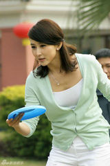 组图：胡静发烧拍广告 向小朋友“贿赂”索吻