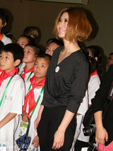 幻灯组图：“潮女”尚雯婕带民工子弟逛世博