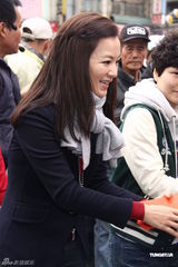 组图：阿雅台北街头派红包爱心不落人后