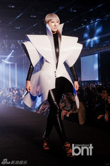 组图：韩歌手HAHA嘻哈献唱发型秀活动