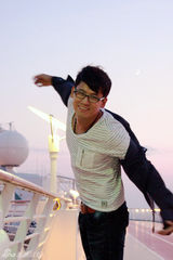 组图：于晓光推出游轮写真 阳光笑容温暖十足