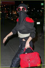 组图：Gaga忍者装逛街怪异蒙脸 真空上阵现胸型