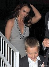 组图：布兰妮低胸装参加妹妹婚礼 面部苍老疲惫