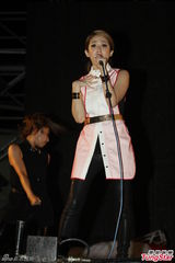 组图：萧亚轩音乐节暴雨开唱 红唇白裙迟登台