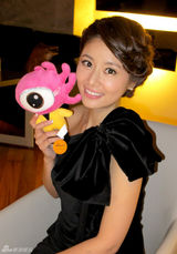 组图：林心如韩国拿大奖 黑白礼服优雅亮相