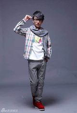 组图：许诺拍潮刊春装大片 军装派VS学院派