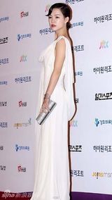 组图：韩艺丽白纱裙亮相百想 衬托雪白美肌