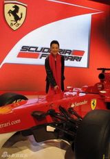 组图：吕薇出席名跑车发布会 东方神韵闪耀意大利