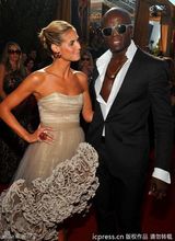 组图：艾美奖红毯 海蒂-克拉姆和老公恩爱亮相