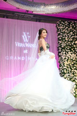 组图：陈思璇穿婚纱沾喜气 期待海岛婚礼