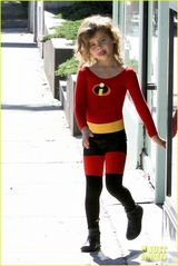 组图：阿尔芭全家超人总动员 小女儿朝天辫卖萌