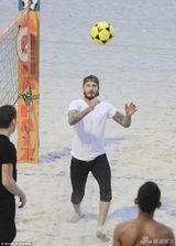 组图：小贝沙滩赤脚秀球技 与女粉丝亲密合影