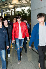 高清：韩星李钟硕赴港 破洞仔裤红夹克潮翻天