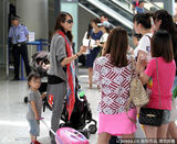 组图：蔡少芬携双女返港 行李超重逼疯辣妈