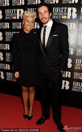 组图：2013全英音乐奖男星帅气亮相红毯