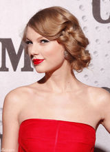 高清组图：泰勒-斯威夫特性感红裙亮相庆功宴
