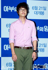 组图：韩星成东日宋清晨等出席《阿谀之王》试映会