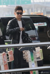 组图：林志颖帅气现身展童颜 镜头前比V卖萌