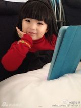 组图：李湘全家赴美度假 Angela红衣可爱漂亮