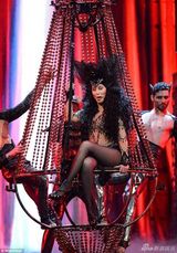 组图：67岁雪儿激情开唱 红亮片短裙秀苗条身材