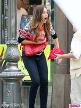 组图：《摩登家庭》片场 索菲亚大肚险走光