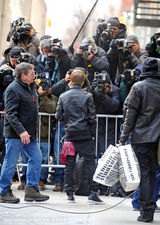 组图：贾斯汀-比博气场强大 对镜头比V字秀好心情