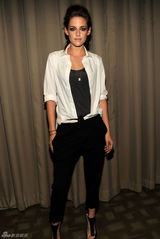 组图：斯图尔特烟熏妆亮相《在路上》纽约放映