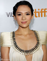 组图：章子怡裸色礼服亮相搭配复古发型