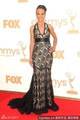 组图：艾美奖红毯 肖恩-罗宾森黑色蕾丝长裙性感