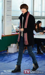 组图：众韩星积极参与总统票选 晒个性认证照