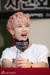 组图：韩男团B.A.P出席粉丝签名会