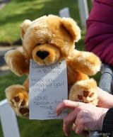 组图：凯特探访儿童慈善机构 获赠可爱毛绒玩具