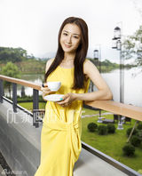 组图：李依晓登杂志封面 独享盛夏清幽假期