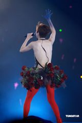 幻灯：郑秀文许志安相拥献唱 梁洛施李嘉欣捧场