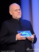 组图：帕西诺获颁导演万岁奖 与小女友分享喜悦