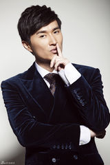 组图：陆昱霖儒雅写真 西装革履秀熟男潮范儿